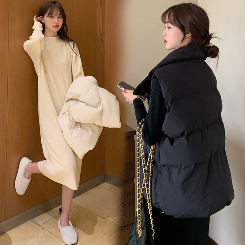 Tehotenský set z pleteniny: sukňový kostým s bavlnenou vestou a svetr s polovičným golierom, dlhé rukávy, midi sukňa, pletený materiál 30–50% obsah, uvedenie 2025.