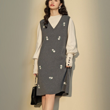 Tehotenské šaty s výšivkou, pletený materiál, V výstrih, prístup na dojčenie, silueta morská panna, midi dĺžka