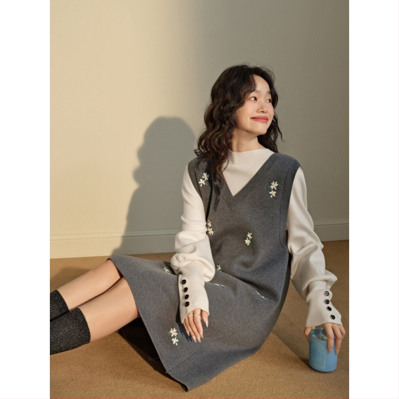 Tehotenské šaty s výšivkou, pletený materiál, V výstrih, prístup na dojčenie, silueta morská panna, midi dĺžka