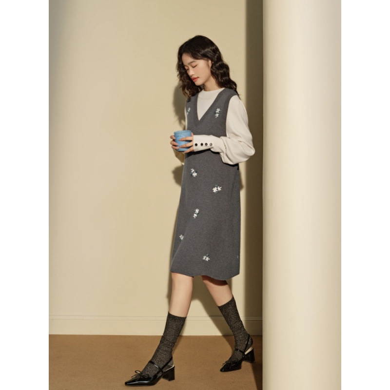 Tehotenské šaty s výšivkou, pletený materiál, V výstrih, prístup na dojčenie, silueta morská panna, midi dĺžka