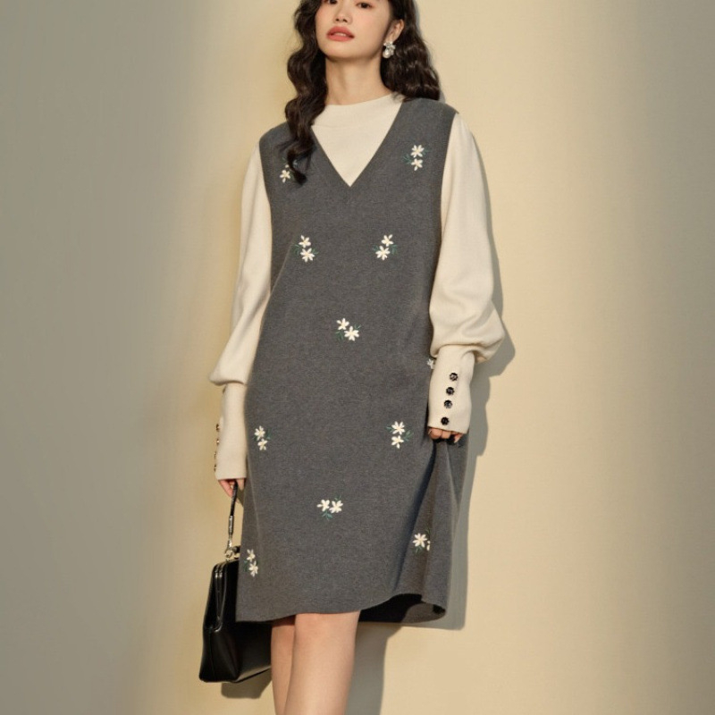 Tehotenské šaty s výšivkou, pletený materiál, V výstrih, prístup na dojčenie, silueta morská panna, midi dĺžka