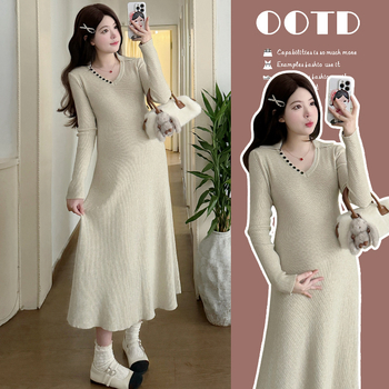 Trudnička haljina od pletenog materijala, V izrez, dugi rukavi, visoki struk i duga suknja.