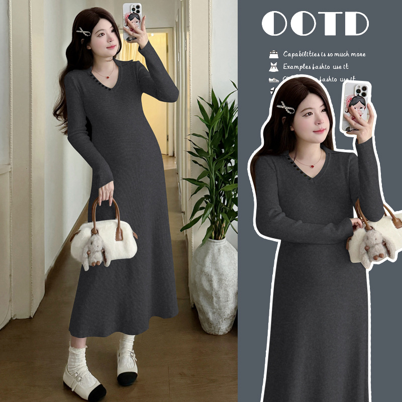 Trudnička haljina od pletenog materijala, V izrez, dugi rukavi, visoki struk i duga suknja.