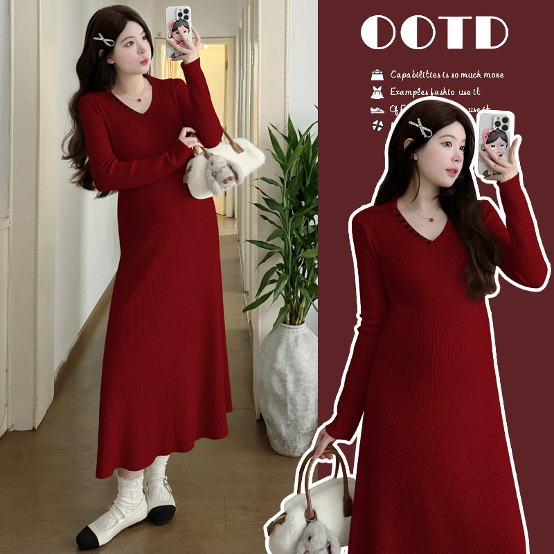 Trudnička haljina od pletenog materijala, V izrez, dugi rukavi, visoki struk i duga suknja.