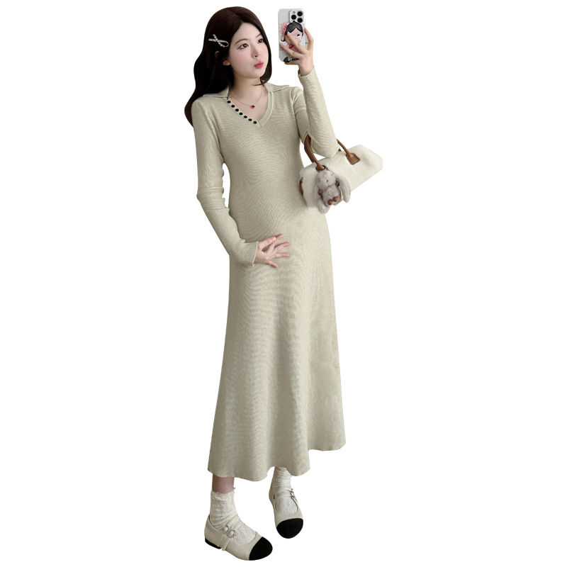Trudnička haljina od pletenog materijala, V izrez, dugi rukavi, visoki struk i duga suknja.