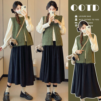 Trokomponentni pleteni set: vesta-sviter, majica s dugim rukavima, suknja s vezom (jesen-zima 2025)