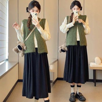 Trokomponentni pleteni set: vesta-sviter, majica s dugim rukavima, suknja s vezom (jesen-zima 2025)