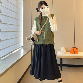 Trokomponentni pleteni set: vesta-sviter, majica s dugim rukavima, suknja s vezom (jesen-zima 2025)