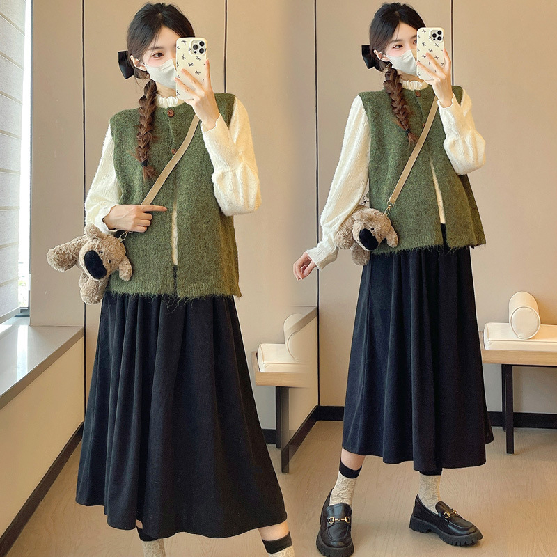 Trokomponentni pleteni set: vesta-sviter, majica s dugim rukavima, suknja s vezom (jesen-zima 2025)