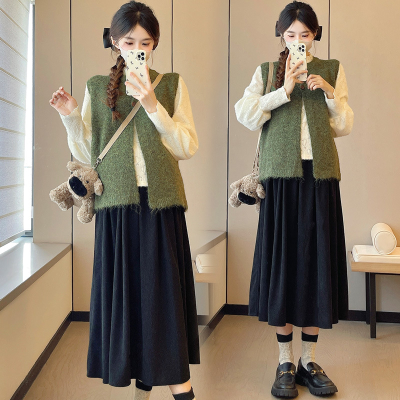 Trokomponentni pleteni set: vesta-sviter, majica s dugim rukavima, suknja s vezom (jesen-zima 2025)