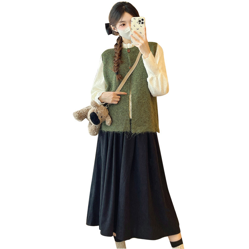 Trokomponentni pleteni set: vesta-sviter, majica s dugim rukavima, suknja s vezom (jesen-zima 2025)