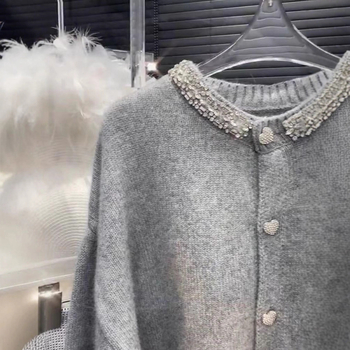 Pleteni kardigan s okruglim izrezom, 3D uzorak i dijamantni detalji; ovčja vuna s 30–50% poliestera, dugi rukavi, gumbasto zatvaranje