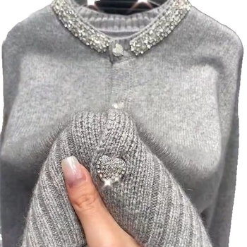 Pleteni kardigan s okruglim izrezom, 3D uzorak i dijamantni detalji; ovčja vuna s 30–50% poliestera, dugi rukavi, gumbasto zatvaranje