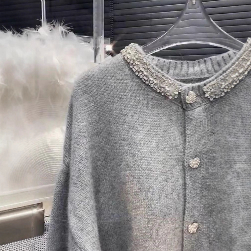 Pleteni kardigan s okruglim izrezom, 3D uzorak i dijamantni detalji; ovčja vuna s 30–50% poliestera, dugi rukavi, gumbasto zatvaranje