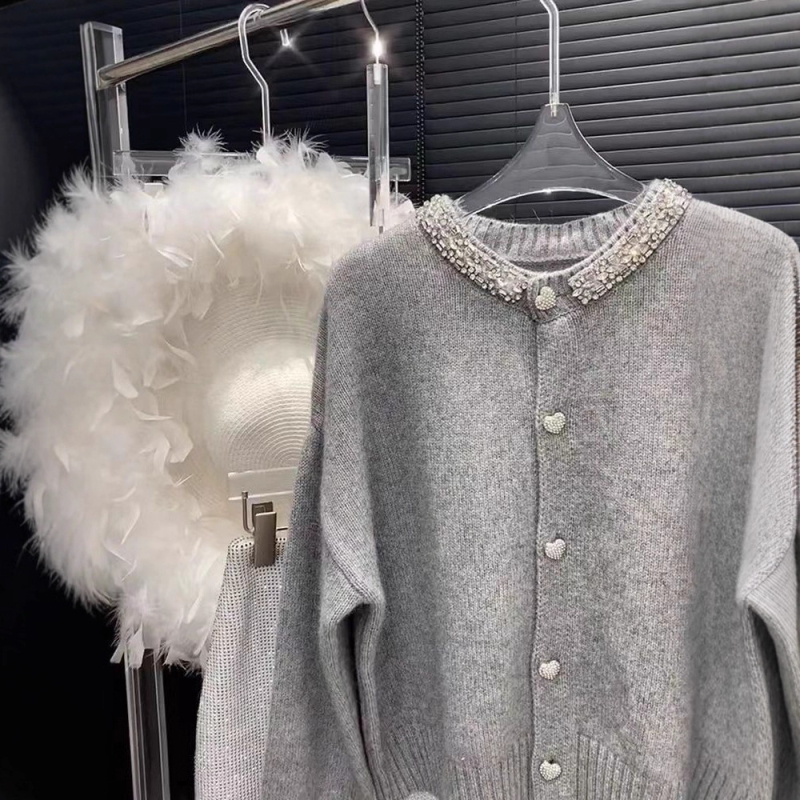 Pleteni kardigan s okruglim izrezom, 3D uzorak i dijamantni detalji; ovčja vuna s 30–50% poliestera, dugi rukavi, gumbasto zatvaranje