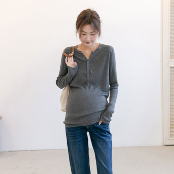 Trudnički pamučni pleteni top - elastični uži kroj, dugi rukavi, okrugli izrez, s polu-gumbima