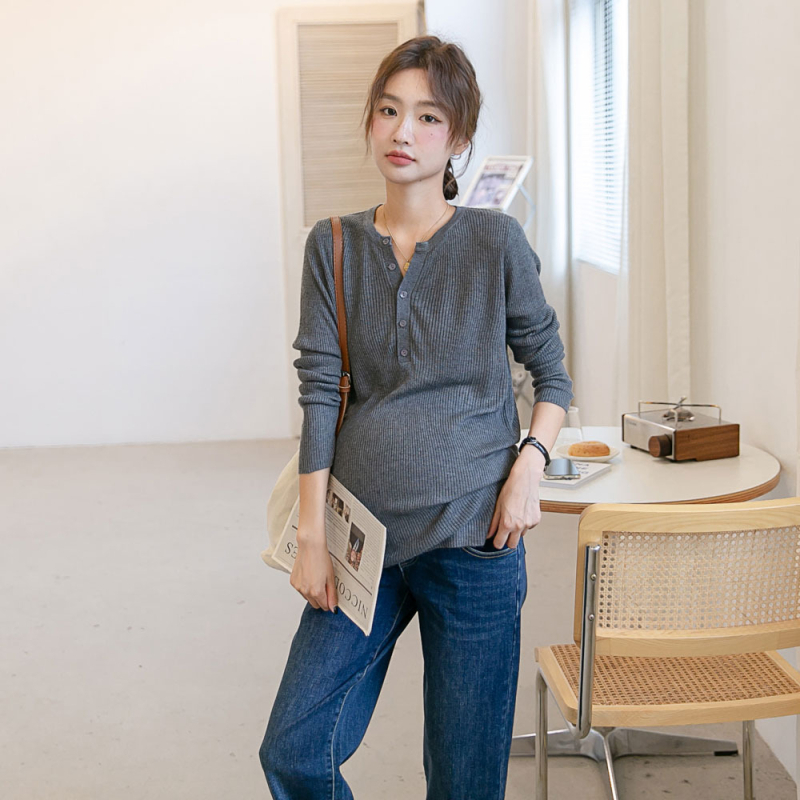 Trudnički pamučni pleteni top - elastični uži kroj, dugi rukavi, okrugli izrez, s polu-gumbima