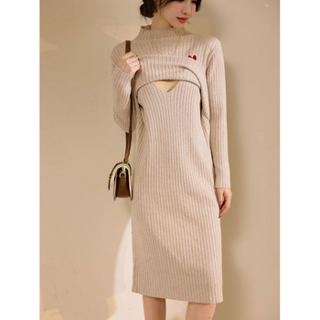 Майчина рокля от трикотаж с кърмене, висока яка, дълги ръкави, кръгла пола