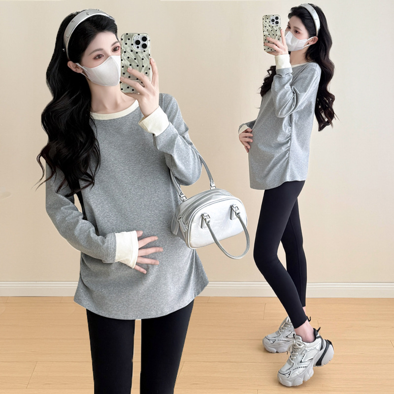 Trudnička pletena majica od pamuka s visokim stupnjem elastičnosti, dugim rukavima, okruglim izrezom, normalne duljine