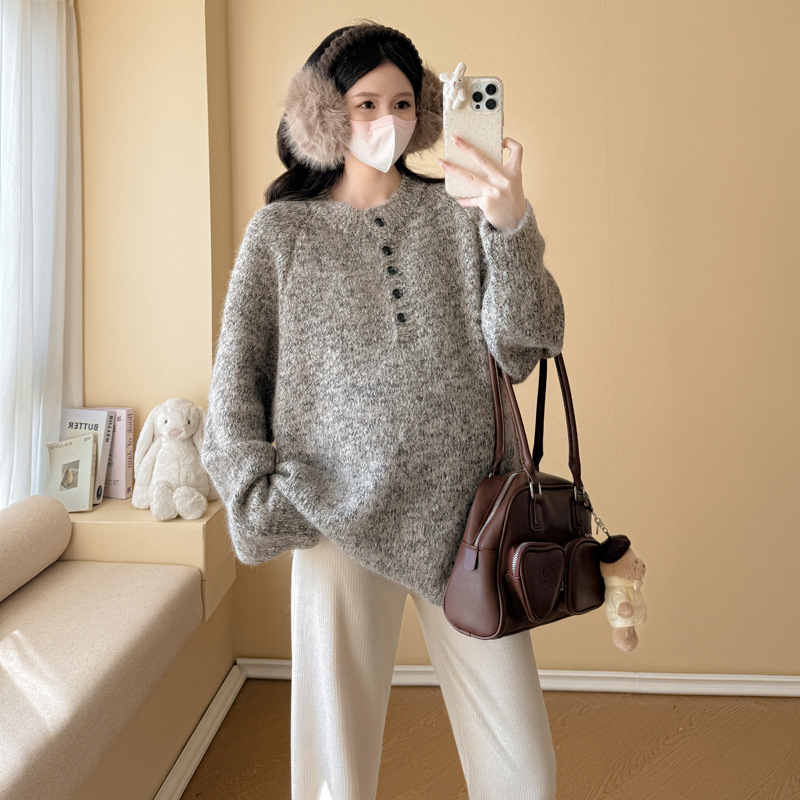 Trudnički džemper, zimska kolekcija 2025, opušten kroj, smjesa akrila i poliestera 30–50%, dugi rukavi, okrugli izrez, kapucja, jednofarbni, duljina 50–65 cm