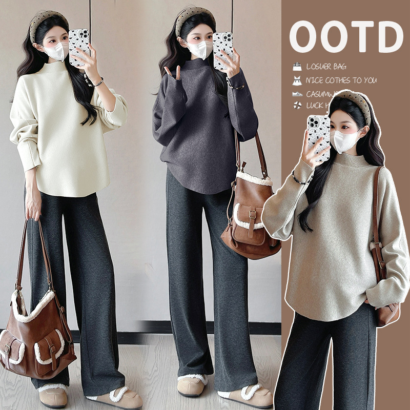 Trudnički pleteni top s kapuljom, slobodan kroj, bat rukavi, srednja duljina, jednobojna, viskozni vlakno 30–50%, jesen 2025