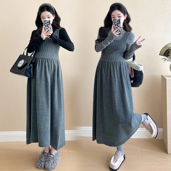 Dvodjelni trudnički pleteni set: top s visokim ovratnikom i suknja s naramenicama; jesen 2025