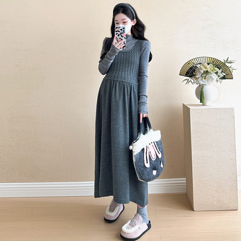 Dvodjelni trudnički pleteni set: top s visokim ovratnikom i suknja s naramenicama; jesen 2025