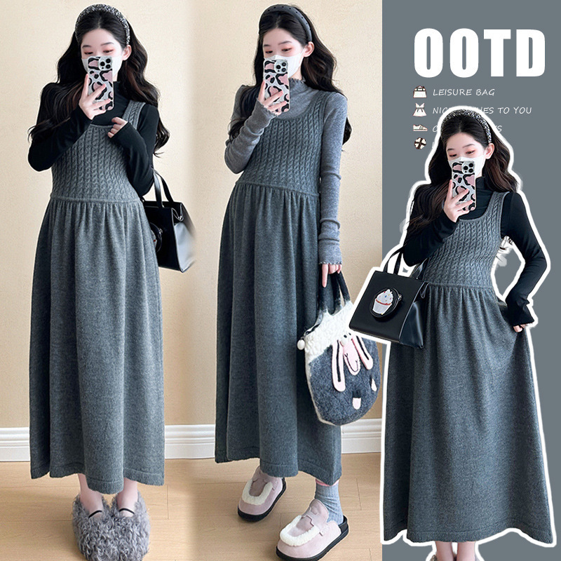 Dvodjelni trudnički pleteni set: top s visokim ovratnikom i suknja s naramenicama; jesen 2025