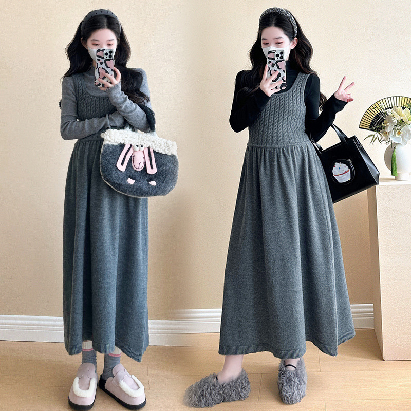 Dvodjelni trudnički pleteni set: top s visokim ovratnikom i suknja s naramenicama; jesen 2025