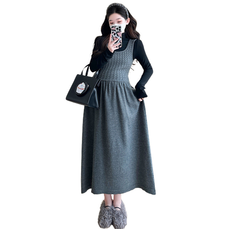 Dvodjelni trudnički pleteni set: top s visokim ovratnikom i suknja s naramenicama; jesen 2025