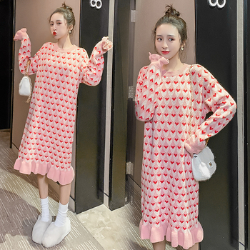 Trudničke pletene haljine sa srcolnim uzorkom, midi duljina s fishtail siluetom, dugi rukavi, pristup dojenja; camel hair 70–80%, triacetate 30–50% smjesa.