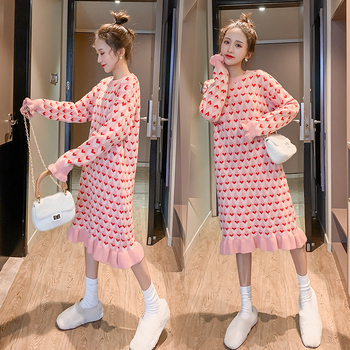 Trudničke pletene haljine sa srcolnim uzorkom, midi duljina s fishtail siluetom, dugi rukavi, pristup dojenja; camel hair 70–80%, triacetate 30–50% smjesa.