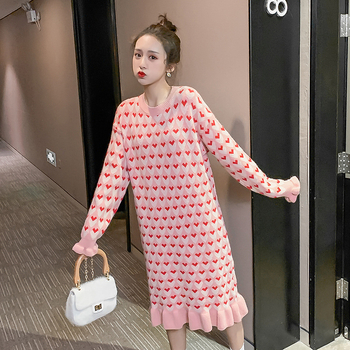 Trudničke pletene haljine sa srcolnim uzorkom, midi duljina s fishtail siluetom, dugi rukavi, pristup dojenja; camel hair 70–80%, triacetate 30–50% smjesa.