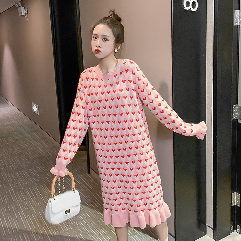 Trudničke pletene haljine sa srcolnim uzorkom, midi duljina s fishtail siluetom, dugi rukavi, pristup dojenja; camel hair 70–80%, triacetate 30–50% smjesa.