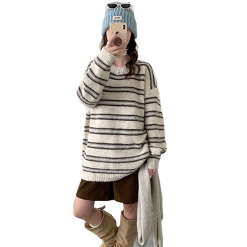 Trudnički džemper, prugasti uzorak, slobodan kroj srednje duljine, okrugli izrez, dugi rukav, mješavina akrila i poliestera