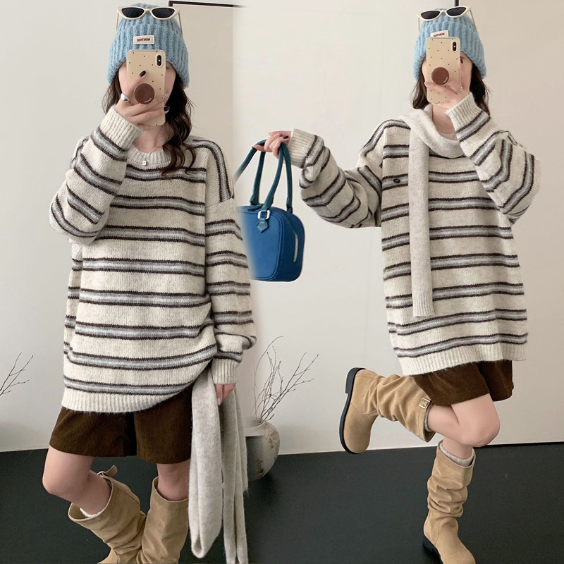 Trudnički džemper, prugasti uzorak, slobodan kroj srednje duljine, okrugli izrez, dugi rukav, mješavina akrila i poliestera