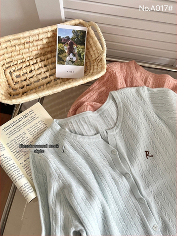 Pletený kardigán s výšivkou, okrúhly výstrih, dlhé rukávy, voľný strih — dámsky voľnočasový pletený sveter