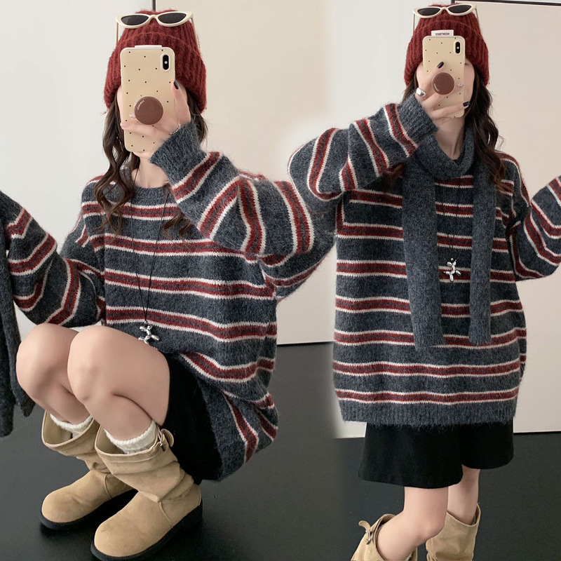 Trudnički pleteni džemper na pruge, opuštenog kroja, dugi rukavi, okrugli izrez, srednje duljine