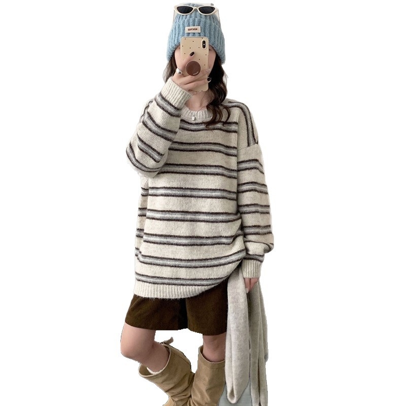 Trudnički pleteni džemper na pruge, opuštenog kroja, dugi rukavi, okrugli izrez, srednje duljine