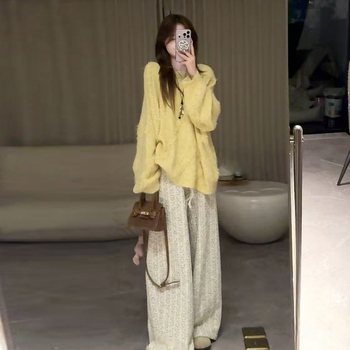 Set za trudnice: oversized džemper i hlače širokih nogavica u stilu Chanel