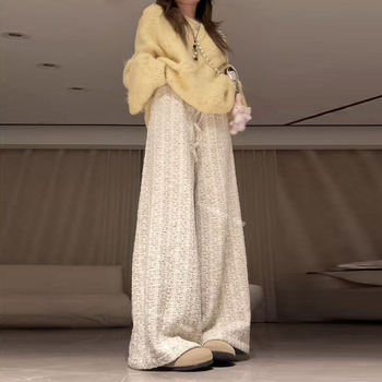Set za trudnice: oversized džemper i hlače širokih nogavica u stilu Chanel