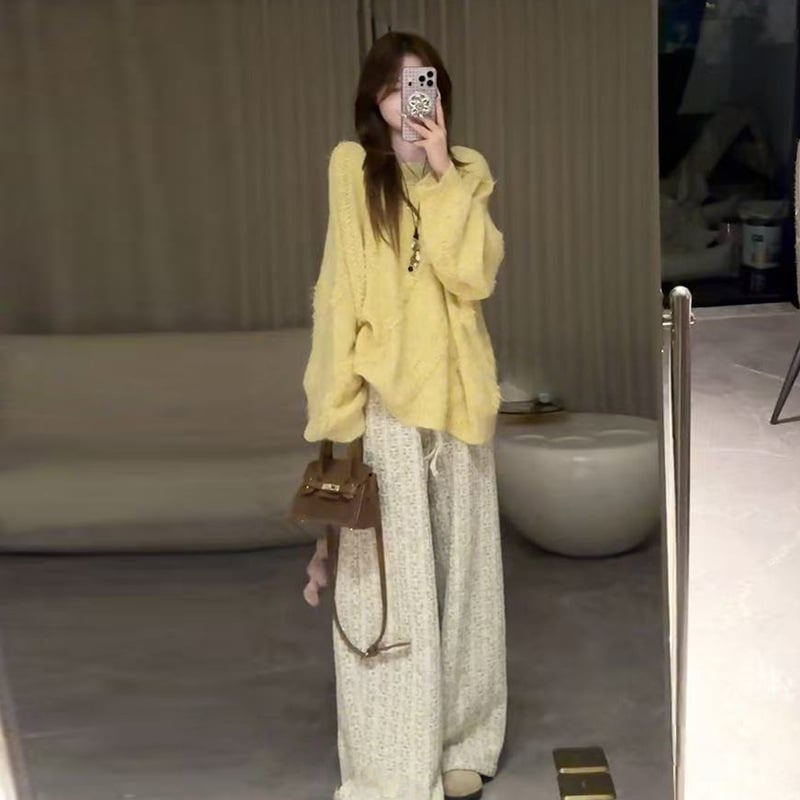 Set za trudnice: oversized džemper i hlače širokih nogavica u stilu Chanel
