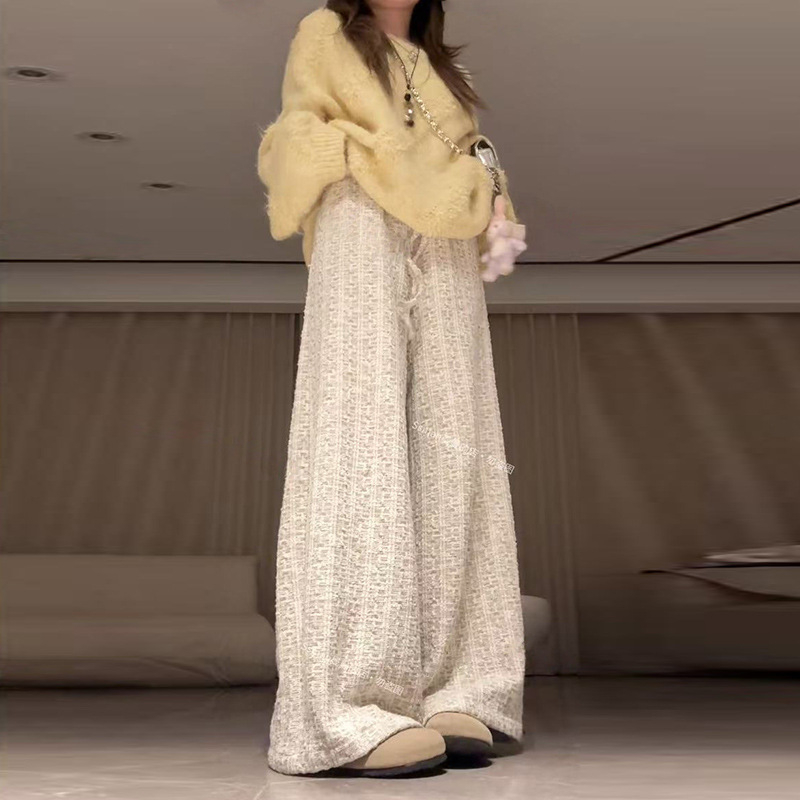 Set za trudnice: oversized džemper i hlače širokih nogavica u stilu Chanel