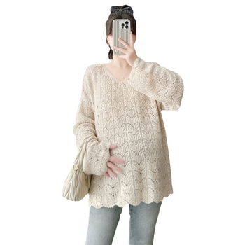 Trudnička pletena majica s V-izrezom, dugi rukavi, labav kroj, srednja duljina 65–80 cm, poliester.