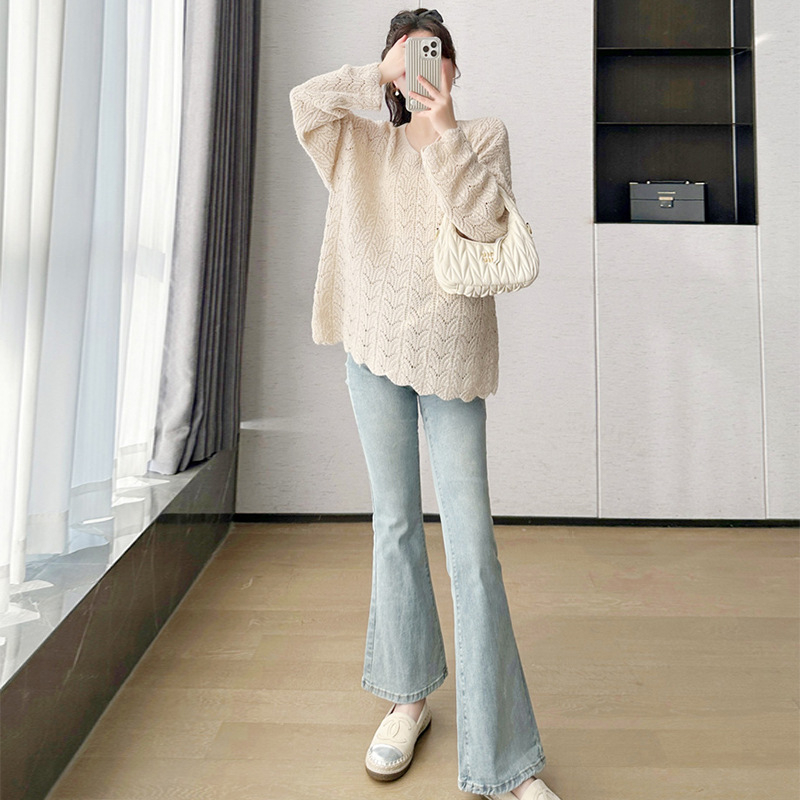 Trudnička pletena majica s V-izrezom, dugi rukavi, labav kroj, srednja duljina 65–80 cm, poliester.