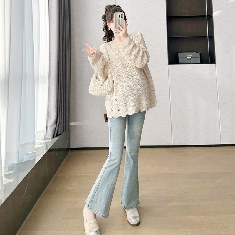 Trudnička pletena majica s V-izrezom, dugi rukavi, labav kroj, srednja duljina 65–80 cm, poliester.