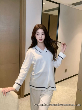 Motinystės pižama žindymui, ilgomis rankovėmis, V formos kaklas, vienspalvė, medvilnė >95%, kodas A2209