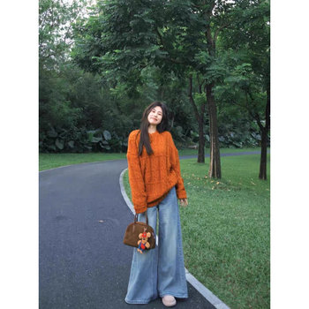 Dojenjački top, slobodnog kroja, s kapuljačom, pleteni materijal od lažne vune 70–80% vune, jesensko-zimsko.