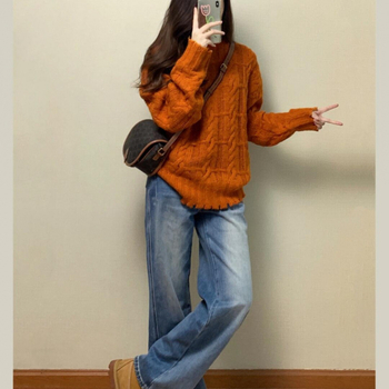 Dojenjački top, slobodnog kroja, s kapuljačom, pleteni materijal od lažne vune 70–80% vune, jesensko-zimsko.