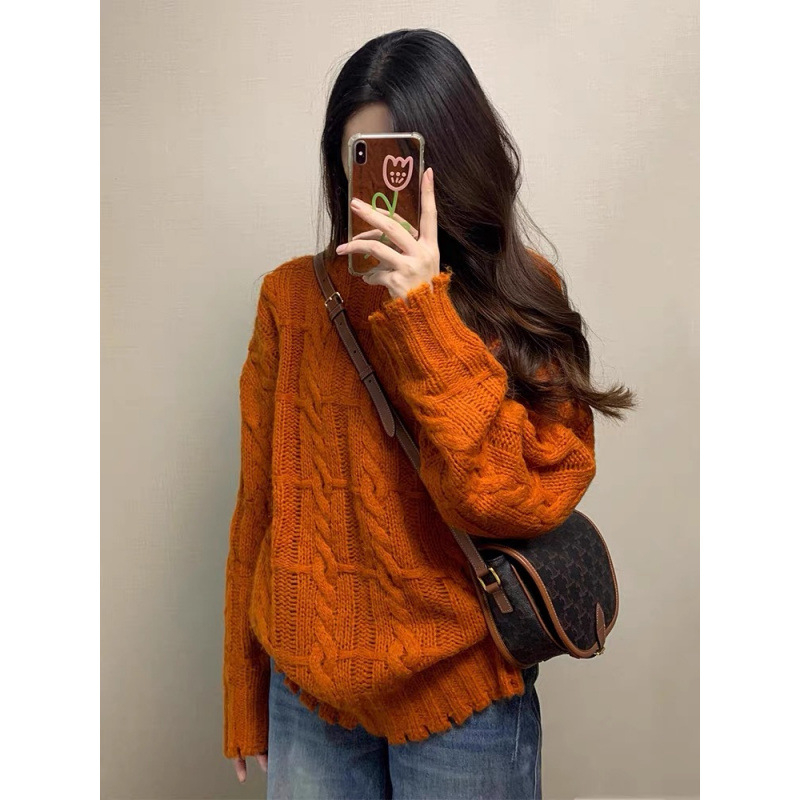 Dojenjački top, slobodnog kroja, s kapuljačom, pleteni materijal od lažne vune 70–80% vune, jesensko-zimsko.